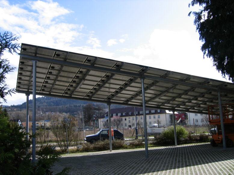 2007installerades 14 kwt solceller integrerat på ett lutande tak till en carport som hör till