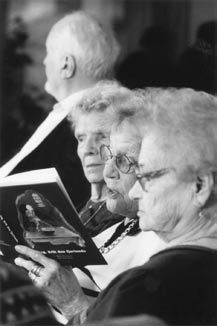 Se till att nya läsombud utbildas så att det finns läsombud på alla äldreboenden och inom hemtjänsten.
