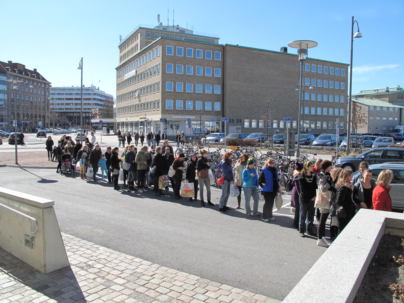 Vi kunde observera att flertalet av de som besökte klädbytardagen var unga konsumenter, men det fanns även medelålders och äldre som valt att gå dit.