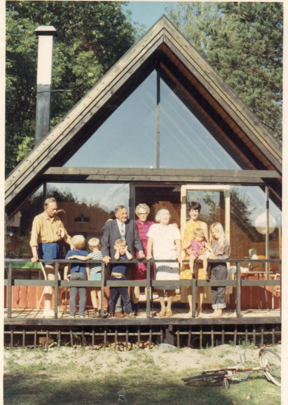 Vårt nybyggda hus år 1969. Astrid och Kalle von Scheven besöker oss.