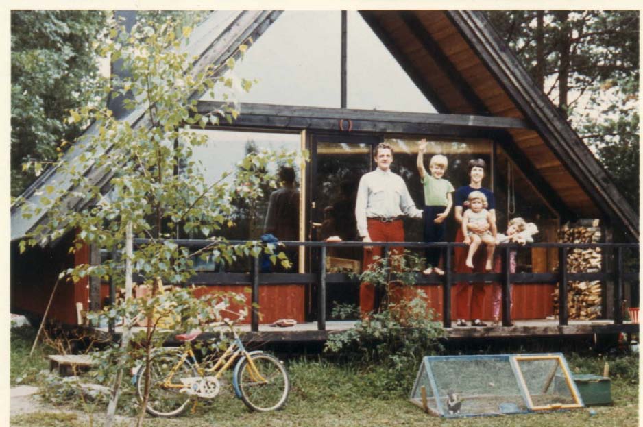 Min familj vid vårt nybyggda fritidshus 1970.