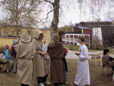 STADEN Lajvspel i skolan I en påhittad spelvärld har alla deltagare en roll de ska gestaltas så trovärdigt som möjligt.