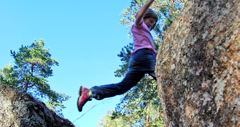 NATUREN Låt eleverna prova på Wild Kids Många känner till Svt:s program Wild Kids för barn. Aktiviteten bygger på att barnen får lösa olika kluriga uppdrag tillsammans i grupp.