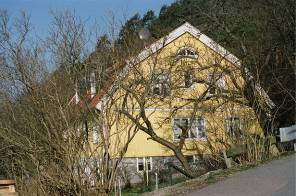 Byggnaden som har brutet tak är utformad som en större villa och bär tydliga drag av 1920-talsklassicism.