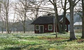 Till miljön hör en trädgårdsmästarbostad uppförd för en trädgårdsmästare Brogren kring 1870 och en smedja. Byggnaderna disponeras numera av hembygdsföreningen.