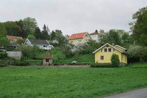 Karaktäristisk utformning, närmast som en stor rocka, med stora sluttande takytor, gula tegelväggar och olikformade fasader.