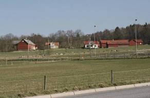 Vinningsbo 8:5 och 8:6. Två av gårdarna i Vinningsbo med tillhörande öppet odlingslandskap. Gårdarna har boningshus med det västsvenska dubbelhusets planlösning samt tillhörande ekonomibyggnader.