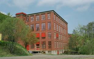 Den ursprungliga fabriksbebyggelsen brann 1905 och återuppfördes året därpå. Den utökades ytterligare tio år senare. År 1942 förvärvade Almedahl-Dahlsjöfors AB aktiemajoriteten.