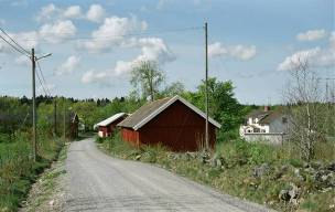 Rösbacka 1:2 Gårdsmiljö med boningshus från 1920 med dubbelhusets planlösning. Fin ladugård från 1910-talet med fähusdel i huggen granit. Stensatt terrasskant i trädgården samt stenmurar.