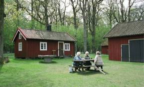 Gårdssmedja från Grolanda. Flyttad till Prästalund 1982. Torpstugan.