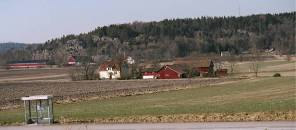 Manbyggnad med välbevarad 1940-50- talskaraktär samt välbevarade ekonomibyggnader såsom en ladugård i vinkel.