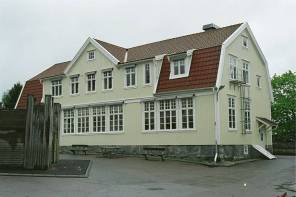 Utby 1:86. Älvängens skola Älvängens skola med ett äldre skolhus från 1915 och ett yngre från 1945.
