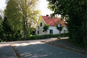 Huset är ett av flera affärsfastigheter utmed Göteborgsvägen som tillsammans bildar en tilltalande miljö. Utby 3:34 F.d. lärarbostad F.