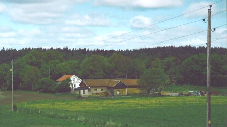 Litet rött hus. F.d. torp? Ligger på gården Grolunds marker. Grolanda 1:7.