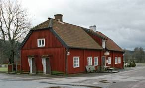 Sålanda 2:16 F.d. Sålanda skola. Skolbyggnad från 1881 med träpanel, sadeltak samt korspostfönster.