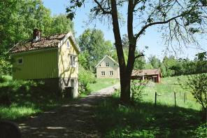 Grönnäs 2:7 och 2:8. Paulsgården. Boningshus från 1937 med bytta fönster, i övrigt bevarad karaktär. Ladugård samt källarvind hör till gårdsmiljön. Ramstorp 1:9.