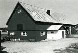 Strax intill ligger prästgårdsarrendatorns boställe, en mycket intakt bevarad gårdsmiljö från 1930- och 40- talen med manbyggnad från