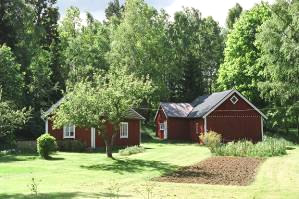 Skår 2:14. Ledsgården Torpmiljö med litet timrat bostadshus med röd panel, sadeltak samt glasveranda. En välbevarad ladugård finns också. Bra torpmiljö med bevarad helhet.
