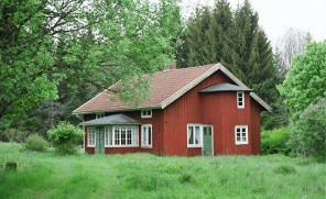 Ensamliggande gårdsmiljö med manbyggnad från 1896 med dubbelhusets plan, locklistpanel samt sexdelade fönster och glasveranda. En vagnbod är den enda återstående ekonomibyggnaden.