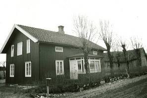 Större bostads- och affärshus uppfört 1894.