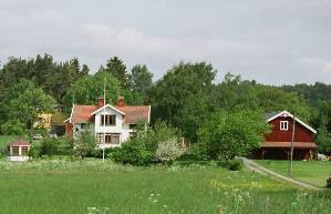 En av gårdarna i Verle (tre hemmansdelar 1550 om vardera 1 mtl). Belägen i Grönåns dalgång.