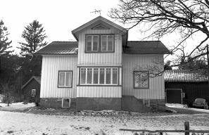 gården liksom ett yngre bostadshus med mansardtak från samma tid. Foto: RMVG 1970 Östentorp 1:7.