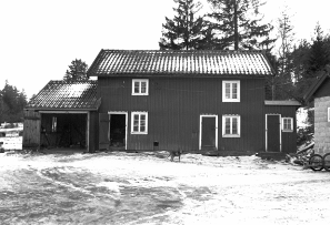 Välbevarad karaktär trots betongpannor på taket och delvis bytta fönster. Ladugården riven. Foto: RMVG 1970 Östentorp 1:3.