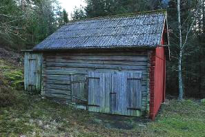 Tillbyggt i vinkel 1914. Faluröd panel, sadeltak, sexdelade fönster samt glasveranda. Ladugård. Mycket välbevarad gårdsmiljö. Holmedalen 1:1.