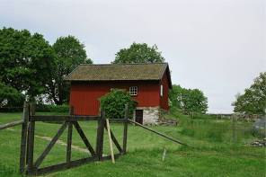 Huset har faluröd panel, sadeltak samt öppen veranda. Ladugård. Gårdsmiljö av yngre karaktär med värde för miljön. Livered 1:1 m.fl. Vassbo. Upptaget i jordeboken 1550 som ½ mtl.