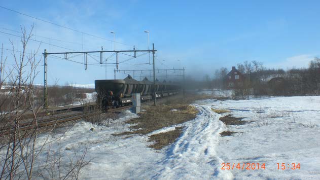 Foto 2: Bergfors, Malmbanan, norr om Kiruna. Foto från boende i området. Foto 3: Hink (gul) med smält snö från det nedsmutsade området utefter Malmbanan.