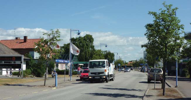 Strandbadsvägen, Falsterbo: Bebyggelsen ramar in gatan men är