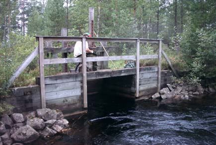 6. ARO: Gavleån Ängesån Vandringshinder är en trädamm med underfall (Foto 6..) som reglerar vattenflödet från Håvran och Häglingen. Den ligger ca 6 meter efter Håvrans utlopp.