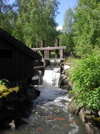 . Den bör därför ersättas med en naturliknande uppbyggd tröskel av block och sten. Foto 6.4.. Vandringshinder. Regleringsdamm vid Sälgsjön med underfall. Inventeringssträcka, - 6-9.