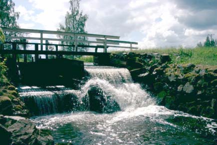 Fallhöjd ca,5 m. Inventeringssträcka 43, -6-. Foto 6.8.7 Vandringshinder 3. Fördämning av sten och plåt. Inventeringssträcka, -6-. Vandringshinder 4 är en vägtrumma som ligger vid Rosenholm.