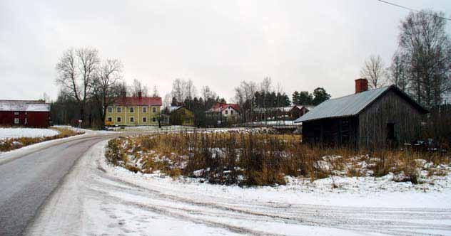 ÅSMUNDSHYTTAN Åsmundshyttan ingår i riksintresset K 961, Torsåkers centralbygd. Byn har en relativt tät bykärna där gårdarna Erikas (Åsmundshyttan 12:7) och Jan-Mats (Åsmundshyttan 5:1) utgör hjärtat.