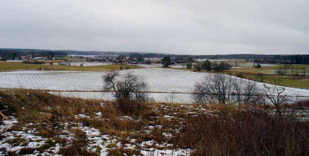 VALL Vall är belägen inom riksintresset K 961, Torsåkers centralbygd. Vid Vall anlades 1600 en hammare som lades ner 1877. På platsen har även funnits en masugn.