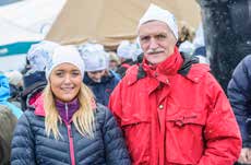 Med SCA på värl Under världscupen i längdskidor i Östersund är det svenska och norska flaggor som helt dominerar i publikhavet. Men frågan är om inte SCAs vita mössor är minst lika synliga.