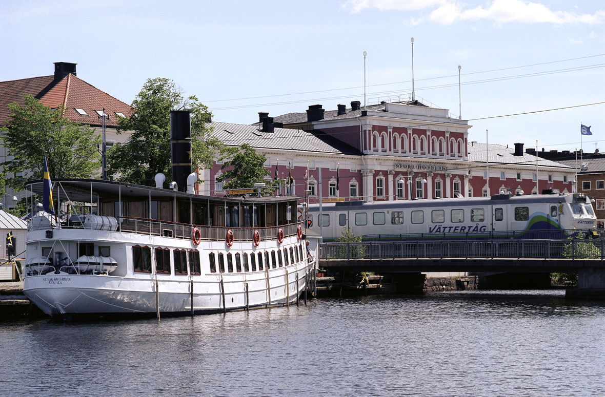 Förklaringar och ordlista Vad är ljud? Ljud är tryckförändringar i luften. Tryckvariationerna sprids som vågrörelser och uppfattas som ljud av örat och vi hör.