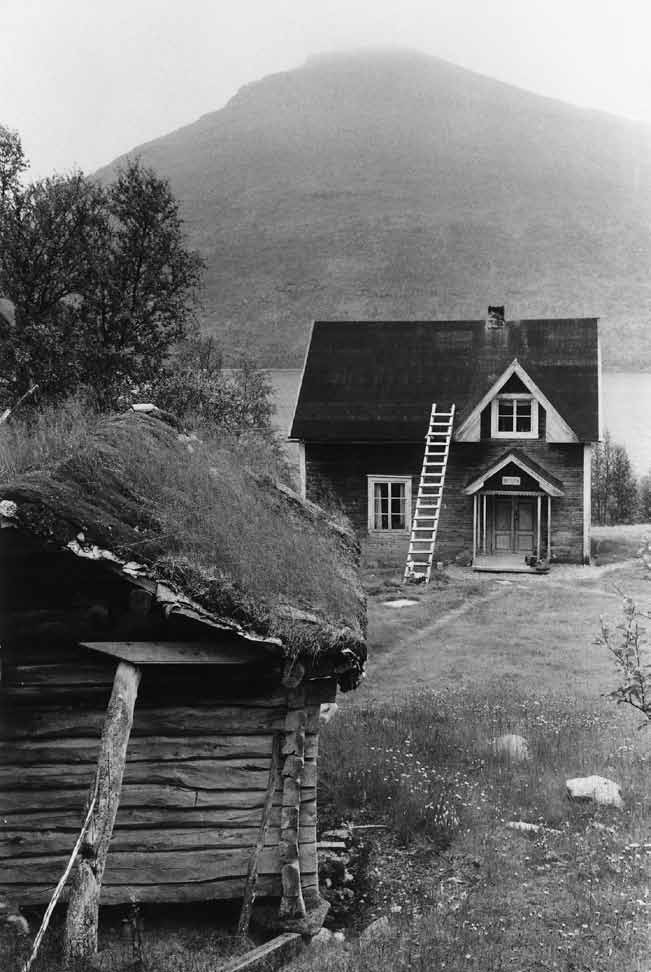 Gård i Rödingvik, Sorsele 1968. Hur bländade är vi inte av allt stort ni kallar er: politiker, byrådirektörer, lantbruksdirektörer, konsulenter, ministrar.