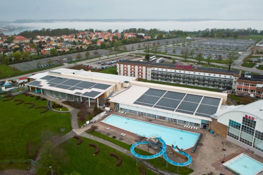 Figur 5.21 Rosenlundsbadet solceller på taken i Jönköping. År 2010 hade 27 000 småhus i Sverige installerat solfångare. Enligt tabell 5.