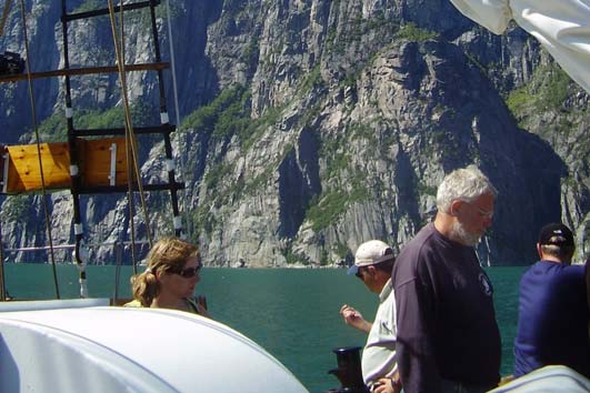 Dingo ska sjösättas i vackra Lysefjorden Foto: Gunilla Wadman Så nådde vi då ett av resans huvudmål, Lysefjorden - en oslagbar naturupplevelse. Platsen är precis så fantastisk som sitt rykte.