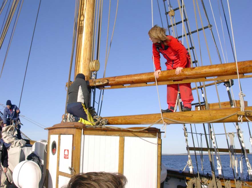 Lyrisk avriggare Vad kul man har när man hjälps åt! Magdalena Larsson står på bommen V i lämnar Klippan strax efter 10 lördagen den 14 oktober, årets sista medlemssegling och avriggning.