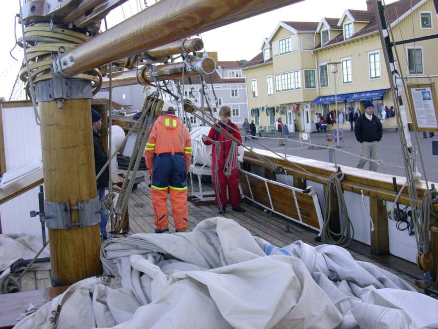 Väl i hamn sätter de tre middagsansvariga igång med fiskgrytebestyren och inom nån timme kan hela gänget bänka sig till bords. Pratet tystnar för en stund. Sjön suger.