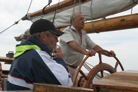 Men på sitt vanliga lugna sätt styrde kapten Olsson Ingo genom den smala passagen och fram till vår beställda kajplats på Marstrand. Väl framme var det fullständigt kaos i hamnen.