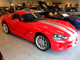 Auktoriserad serviceverkstad för: Dodge Viper SRT10 Coupé -06 4000mil, Röd med lackade silver stripes, Fullutrustad, Svart skinn.