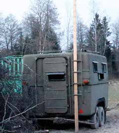 Grisarna gillar av någon anledning att gnida sig mot sådana, berättar Åke. Jaktvagn Han har skaffat en specialinredd vagn med en kamin att hålla sig gömd i under jakten.