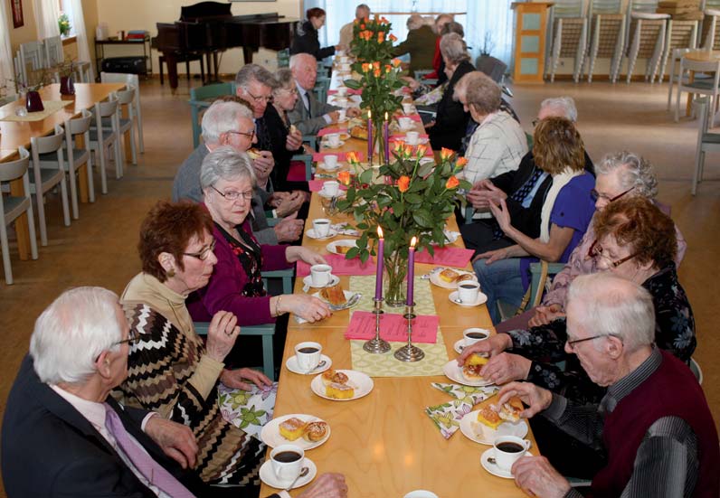 Mönsterås församlings 80-åringar har under våren firats med kaffe och tårta i