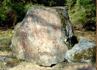 U412 Sigtuna ( S:t Olof) Plats: Vid Rosendal. Vägvisare från vägen till Viby by. Status: Väl bevarad Inskrift: Sibbe lät rista runorna efter Orökja sin fader och Tyre efter sin man.