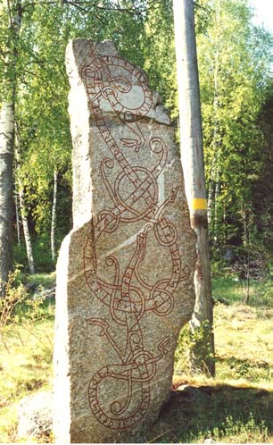 Stenen står på sin ursprungliga plats och vänder ristningen bort från vägen och möjligen mot de låglänta marker som fanns söder om stenen.