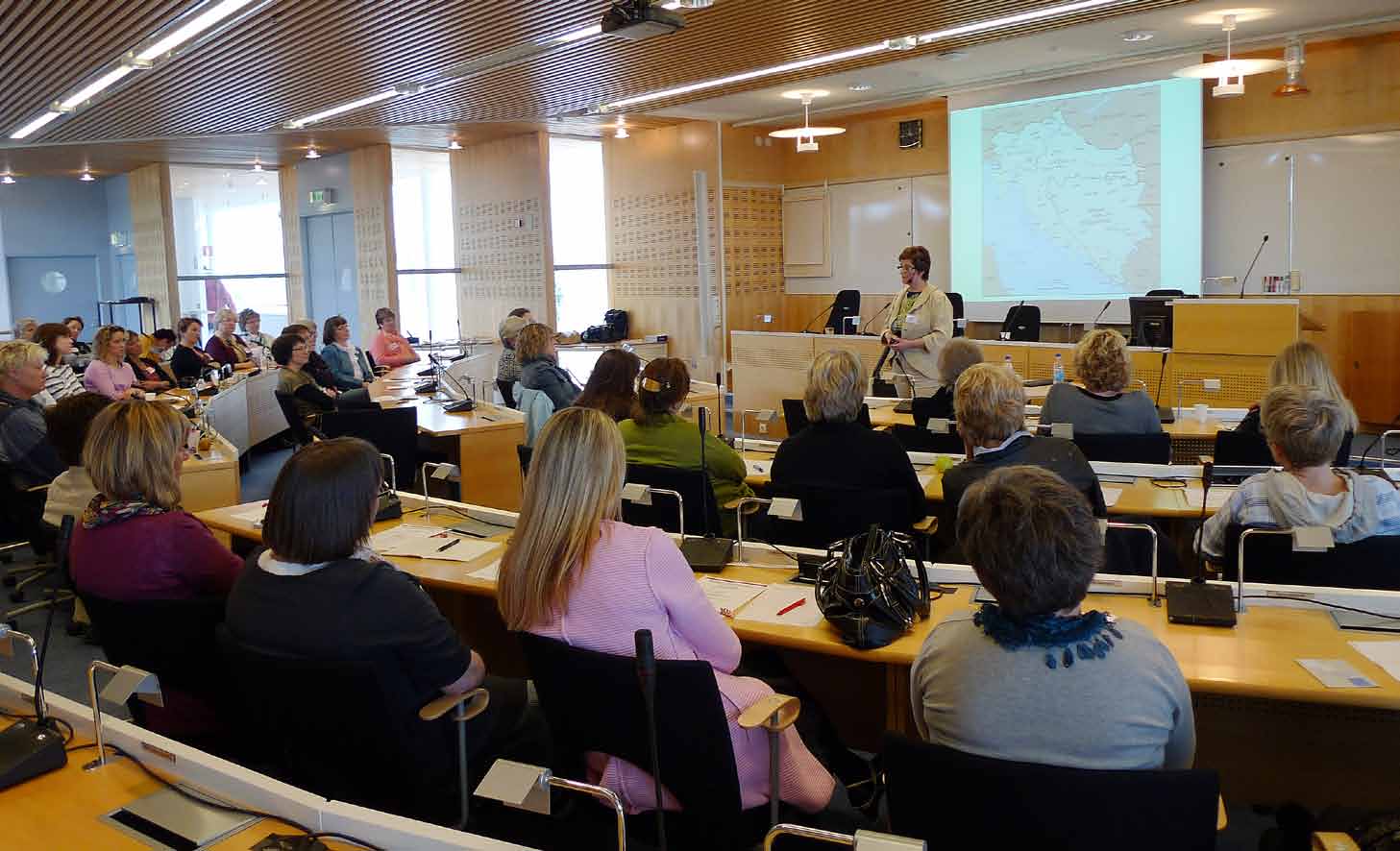 Att vara mamma och fru under ett krig en föreläsning av Sebiha Crnić vid Nätverksträffen för familjecentraler i Skaraborg, den 21 april i Stadshuset i Skövde Vi ordnade också nyligen ett seminarium